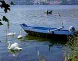 Lake Kastoria is especially beautiful in autumn and spring, the best seasons to get to know the town